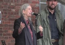 Patti Smith recibe el cariño del pueblo asturiano anónimo sumándose al unísono con «People Have the Power»